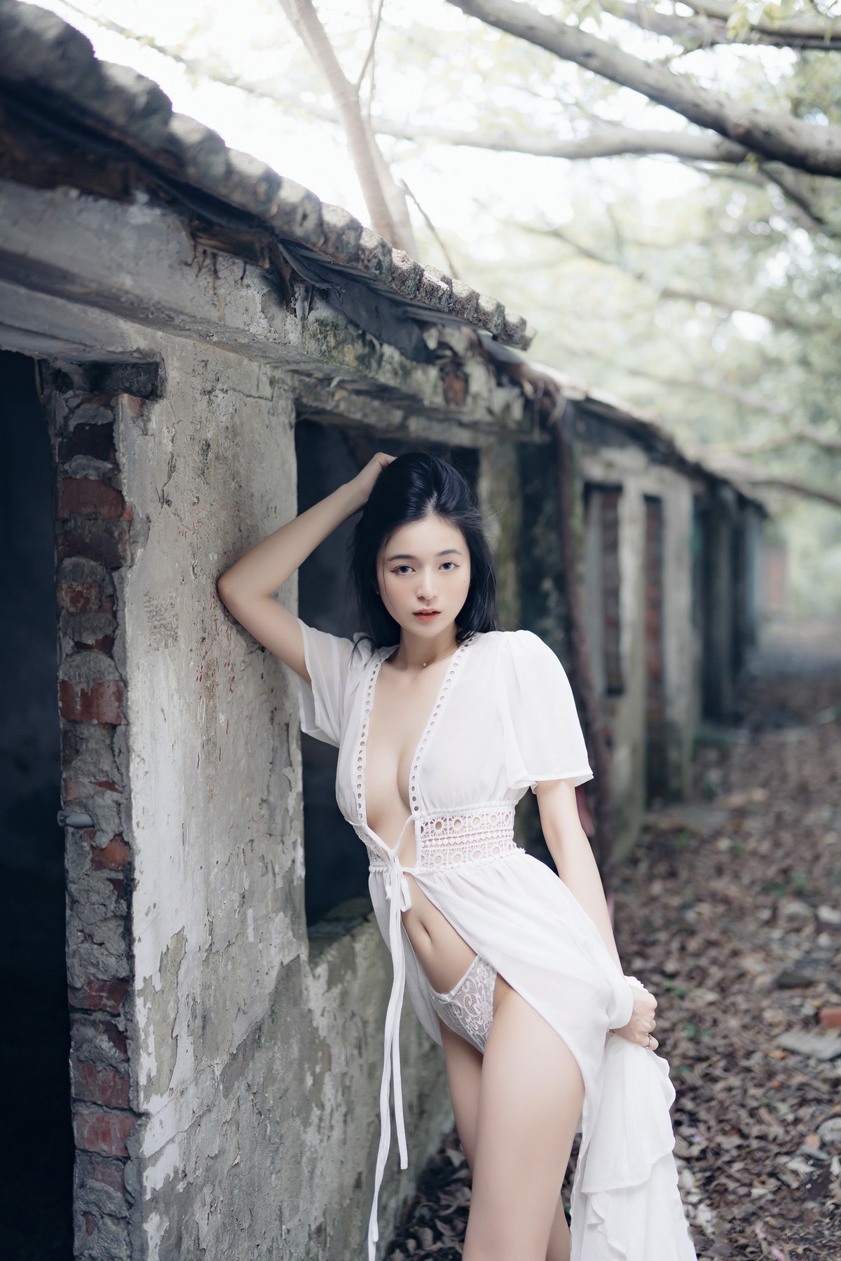 巨乳仙仙辰 野外露出初體驗❤️ 紅衣+透明內褲 裸上身吊帶褲 透明白色罩衫 Vol.02(46)