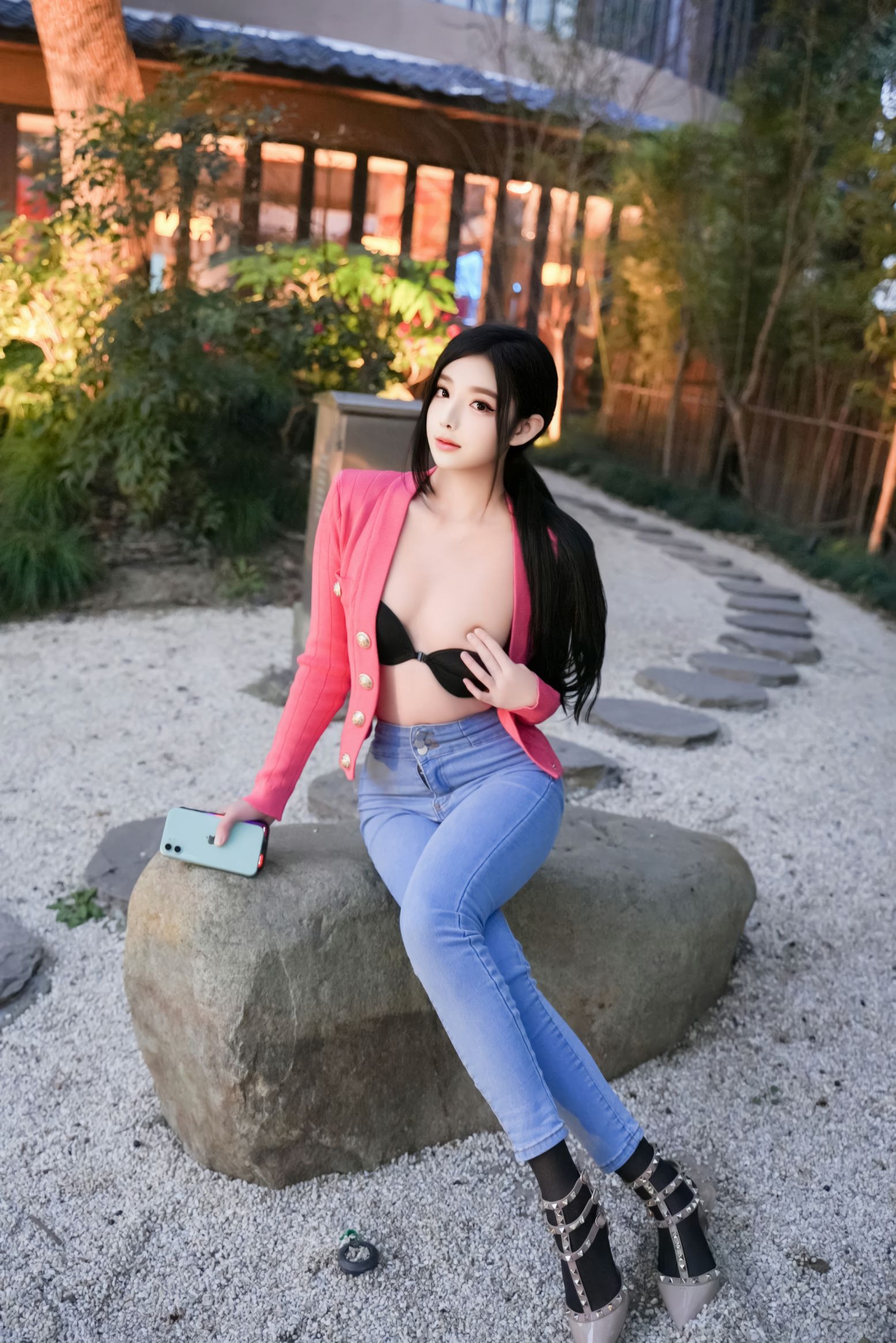 龙雪儿 – 红衣牛仔裤(22)