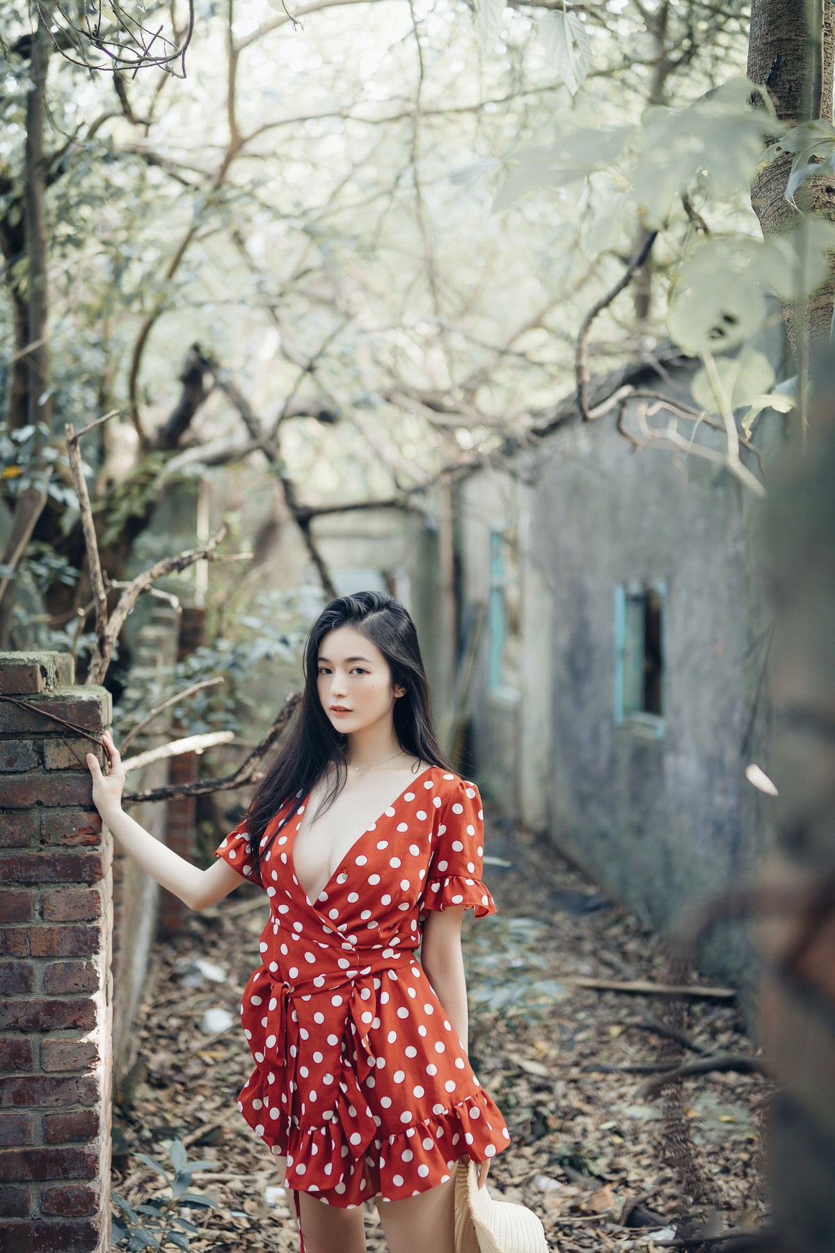 巨乳仙仙辰 野外露出初體驗❤️ 紅衣+透明內褲 裸上身吊帶褲 透明白色罩衫 Vol.01(32)