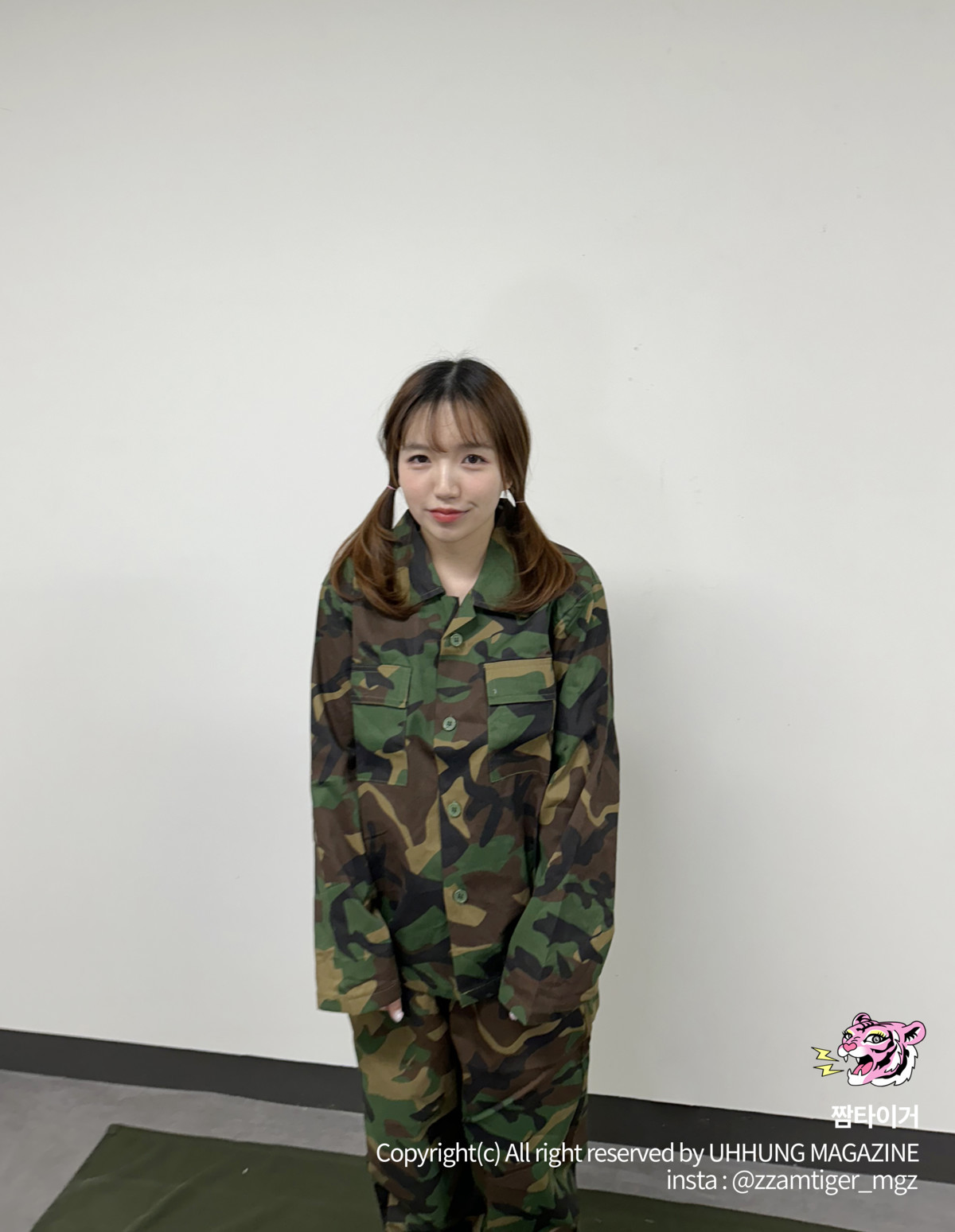Yoonvely 윤블리, UHHUNG Magazine Vol.04 &#8220;Milltary&#8221; Set.01(44)