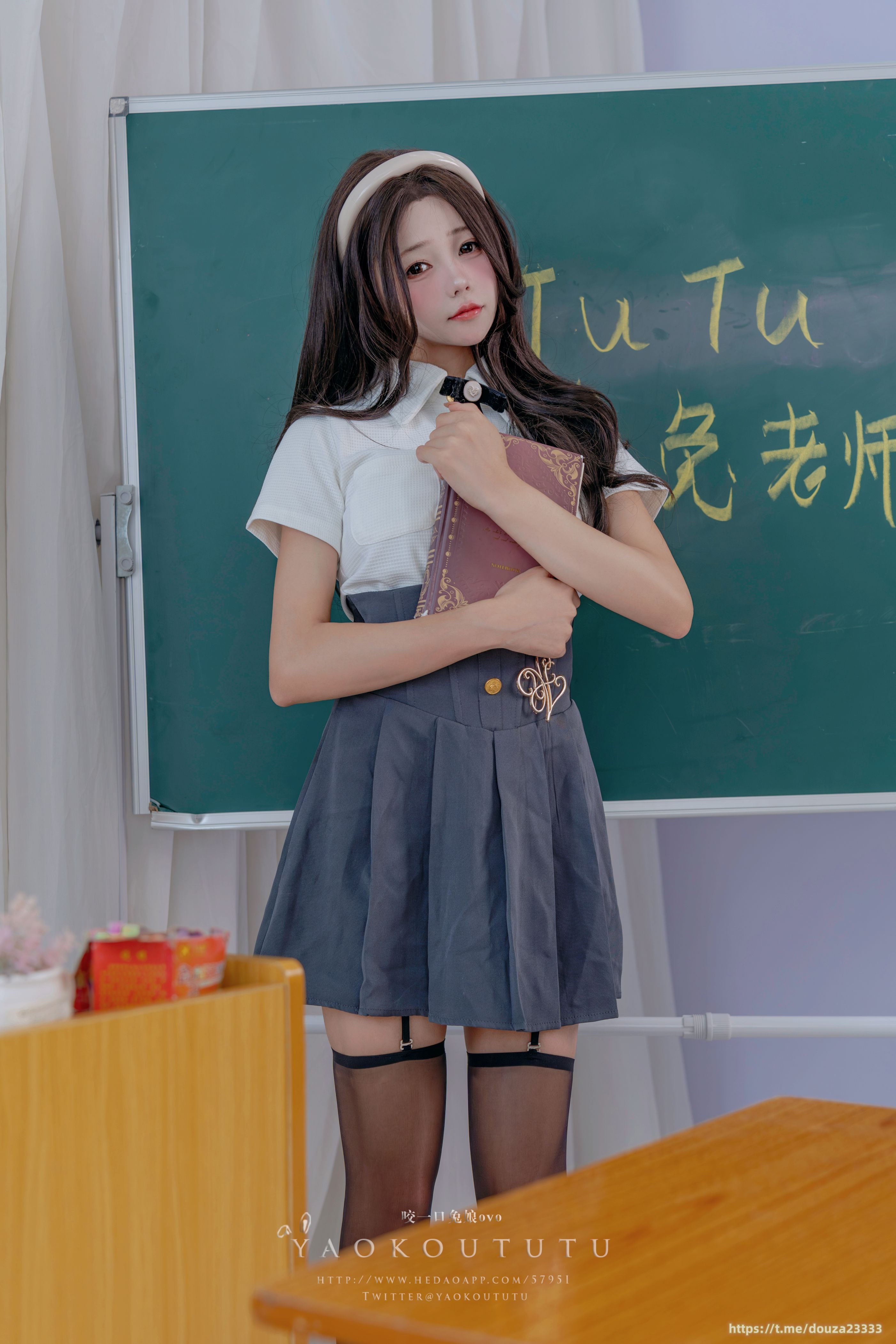 十月订阅『实习老师的欢迎仪式』80P+1V Touch it（11月2打赏群资源）(10)