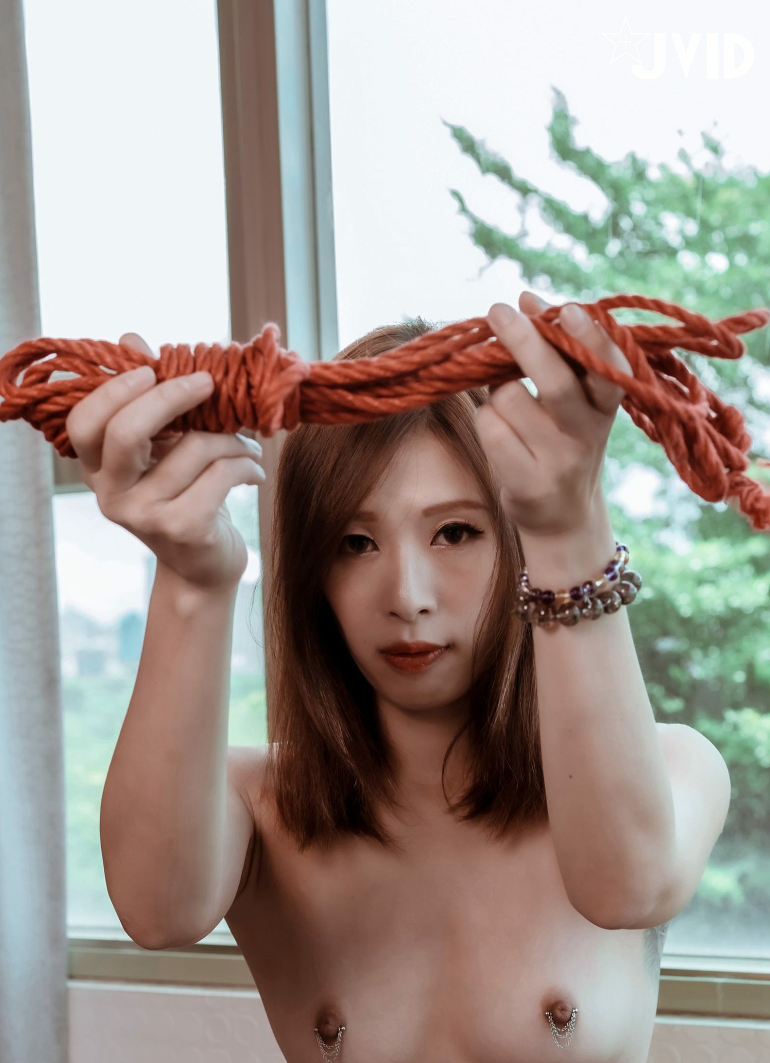 JVID - 2020-09-05出品绳缚摄影大师巴贝瑞色色的美女模特【白荷】想要全裸绑在窗边自慰DIY给大家看图(107)