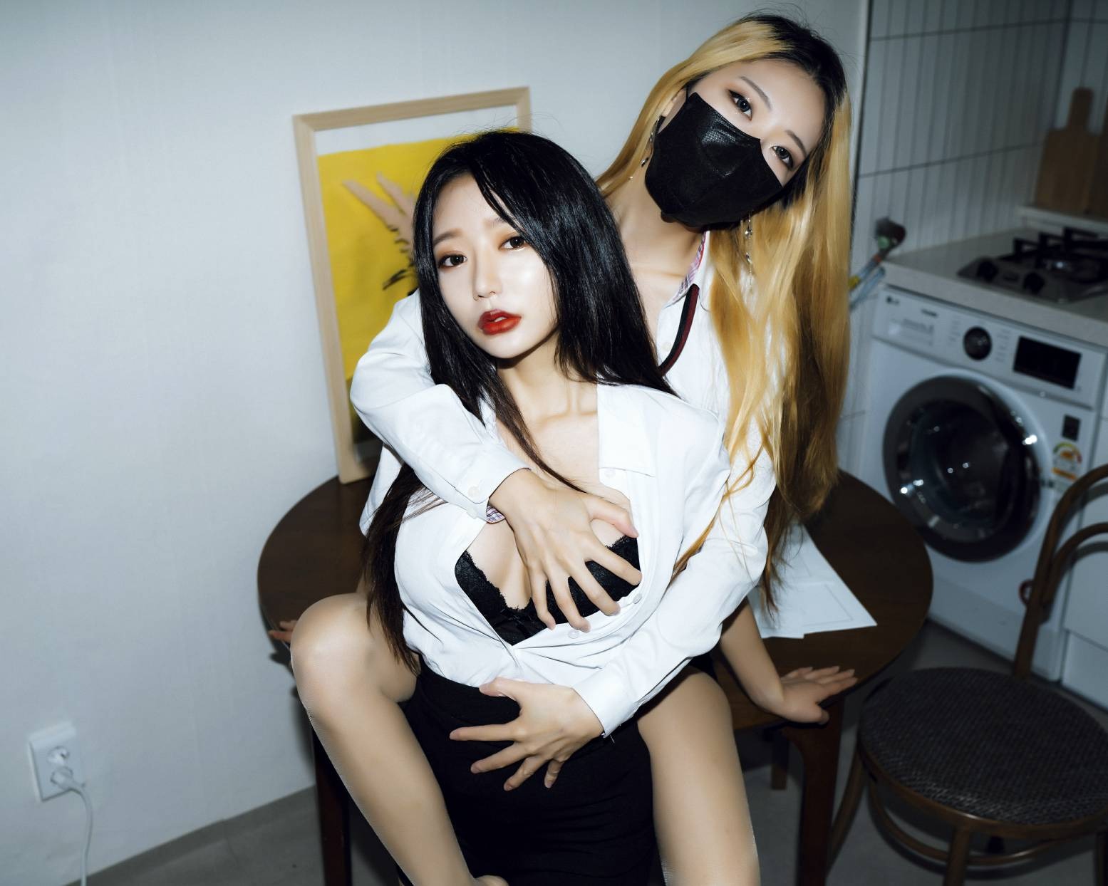 Mona (모나) & Jucy (쥬시) - Loveholic - Moon Night Snap(62)