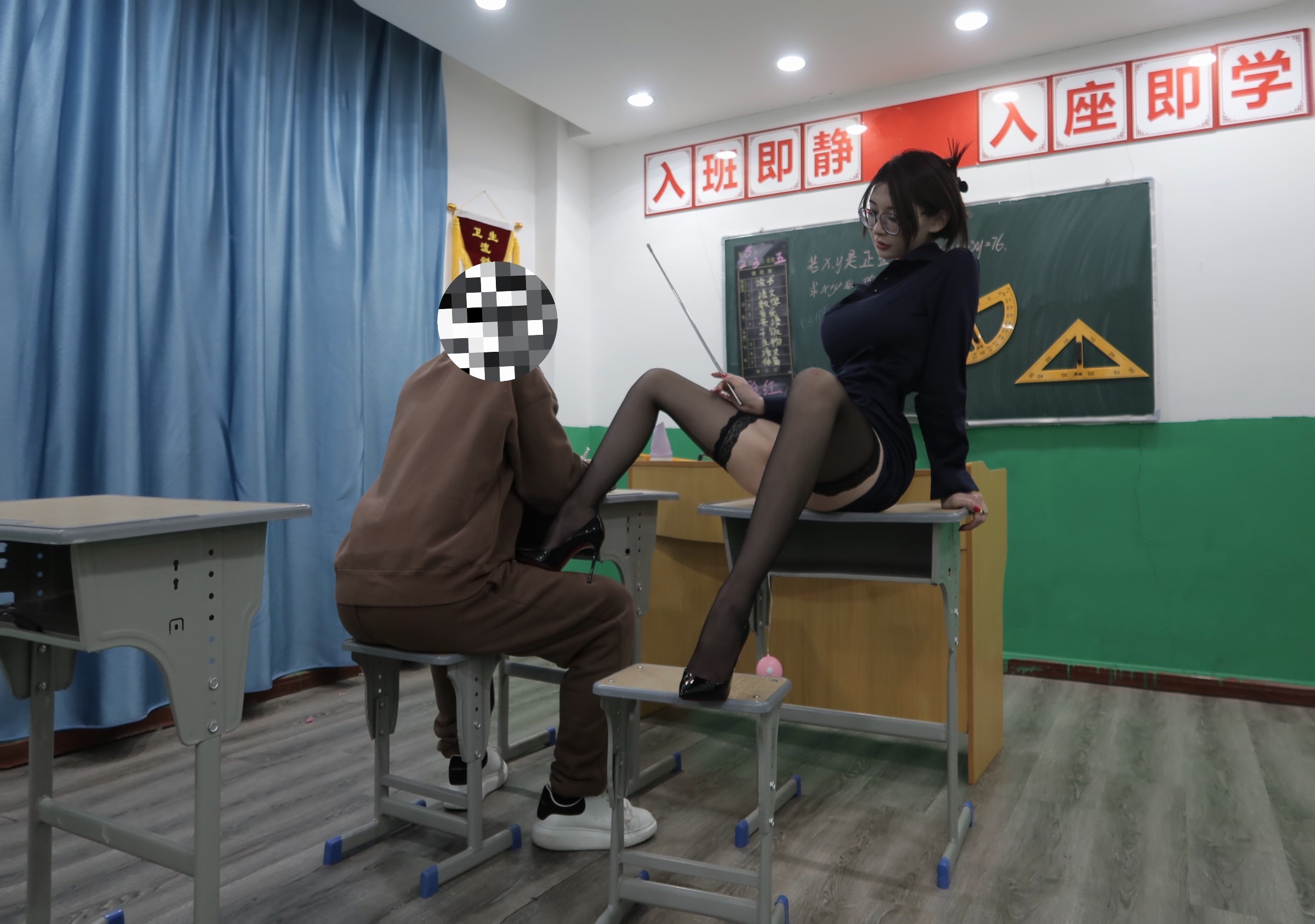 跳蛋女教师授课 黑丝OL诱惑极品蜜尻 翘臀开腿指导迷情氛围 跳蛋还塞在小穴里(6)