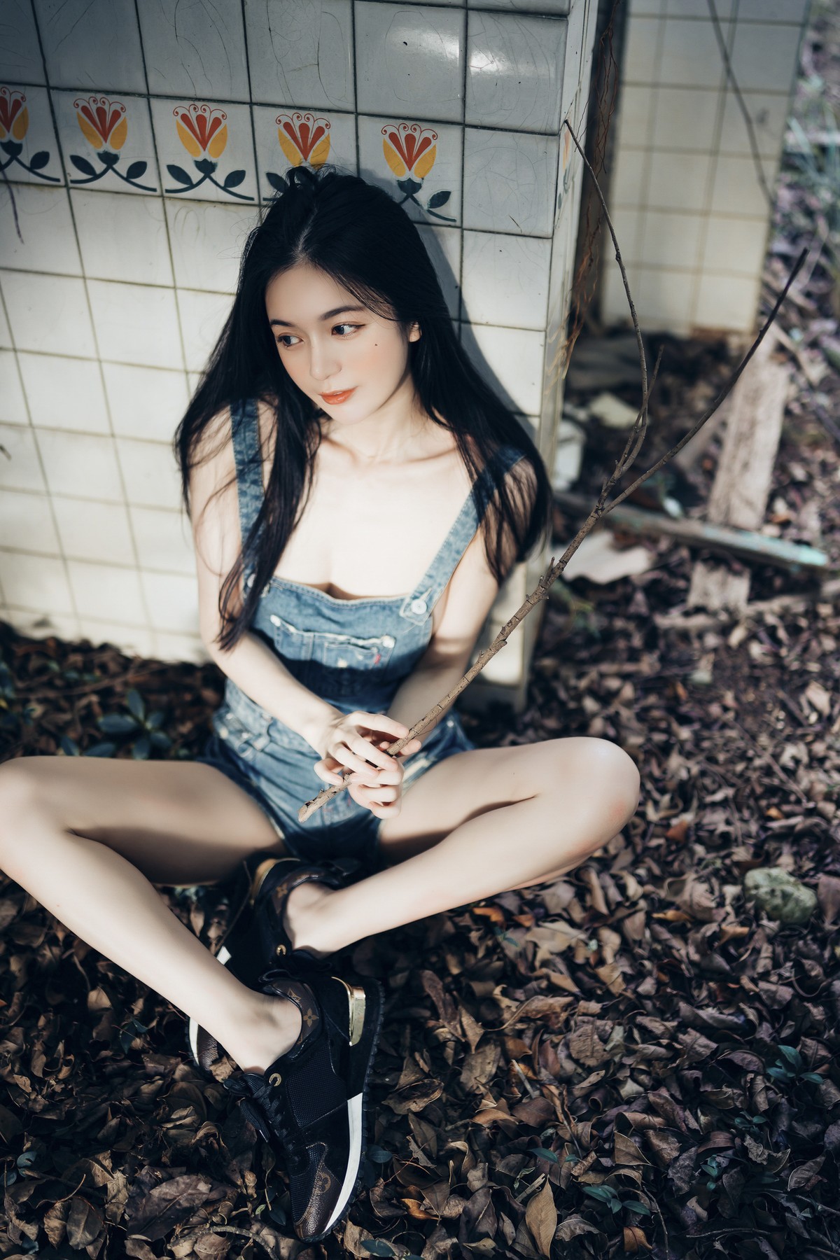 巨乳仙仙辰 野外露出初體驗❤️ 紅衣+透明內褲 裸上身吊帶褲 透明白色罩衫 Vol.02(11)