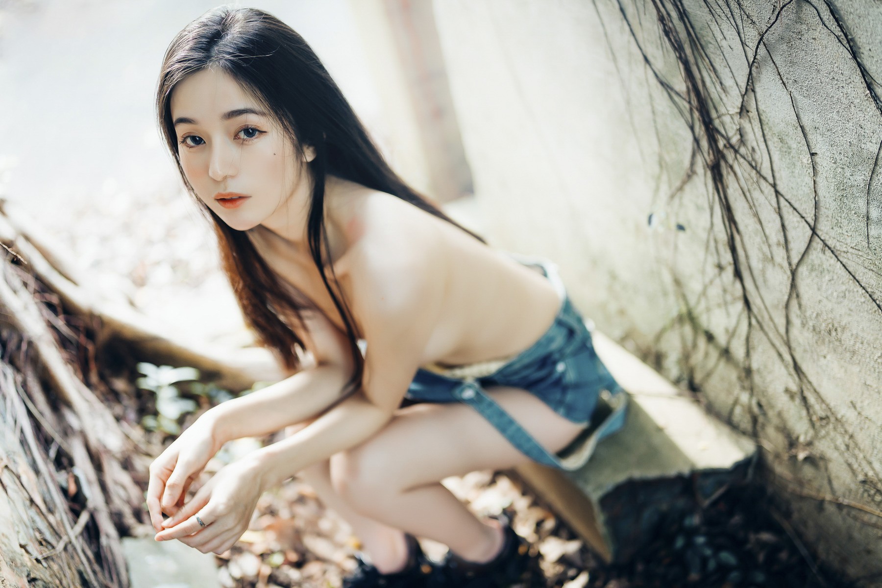 巨乳仙仙辰 野外露出初體驗❤️ 紅衣+透明內褲 裸上身吊帶褲 透明白色罩衫 Vol.02(19)