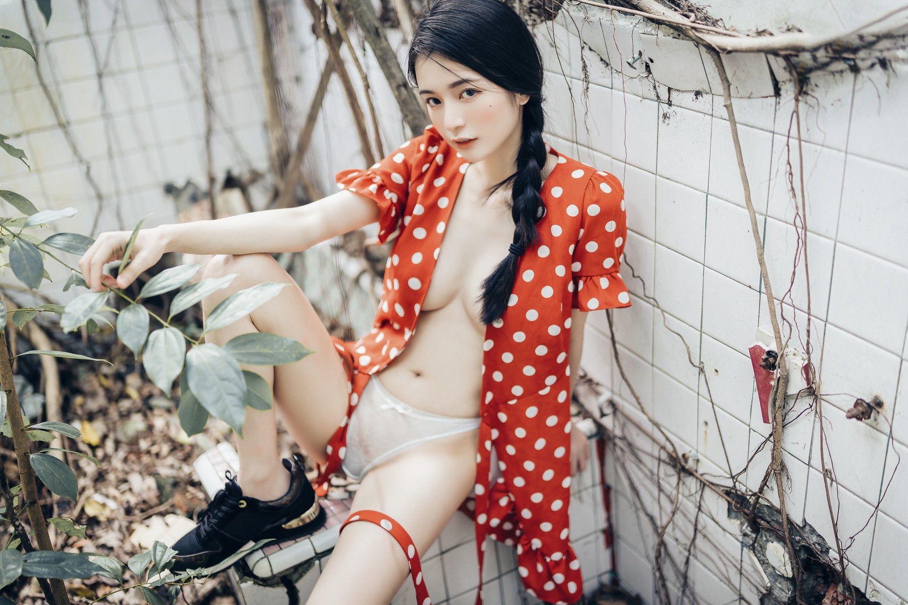 巨乳仙仙辰 野外露出初體驗❤️ 紅衣+透明內褲 裸上身吊帶褲 透明白色罩衫 Vol.01(63)