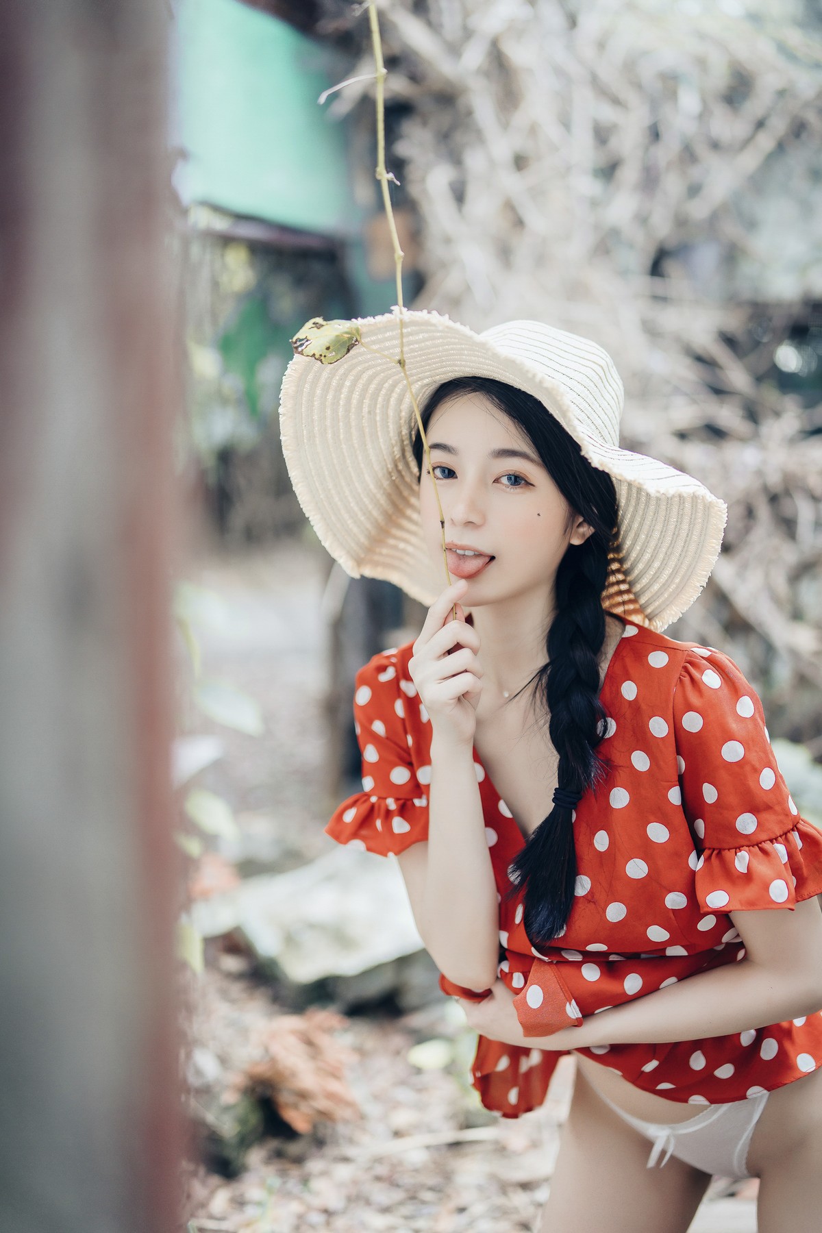 巨乳仙仙辰 野外露出初體驗❤️ 紅衣+透明內褲 裸上身吊帶褲 透明白色罩衫 Vol.01(59)