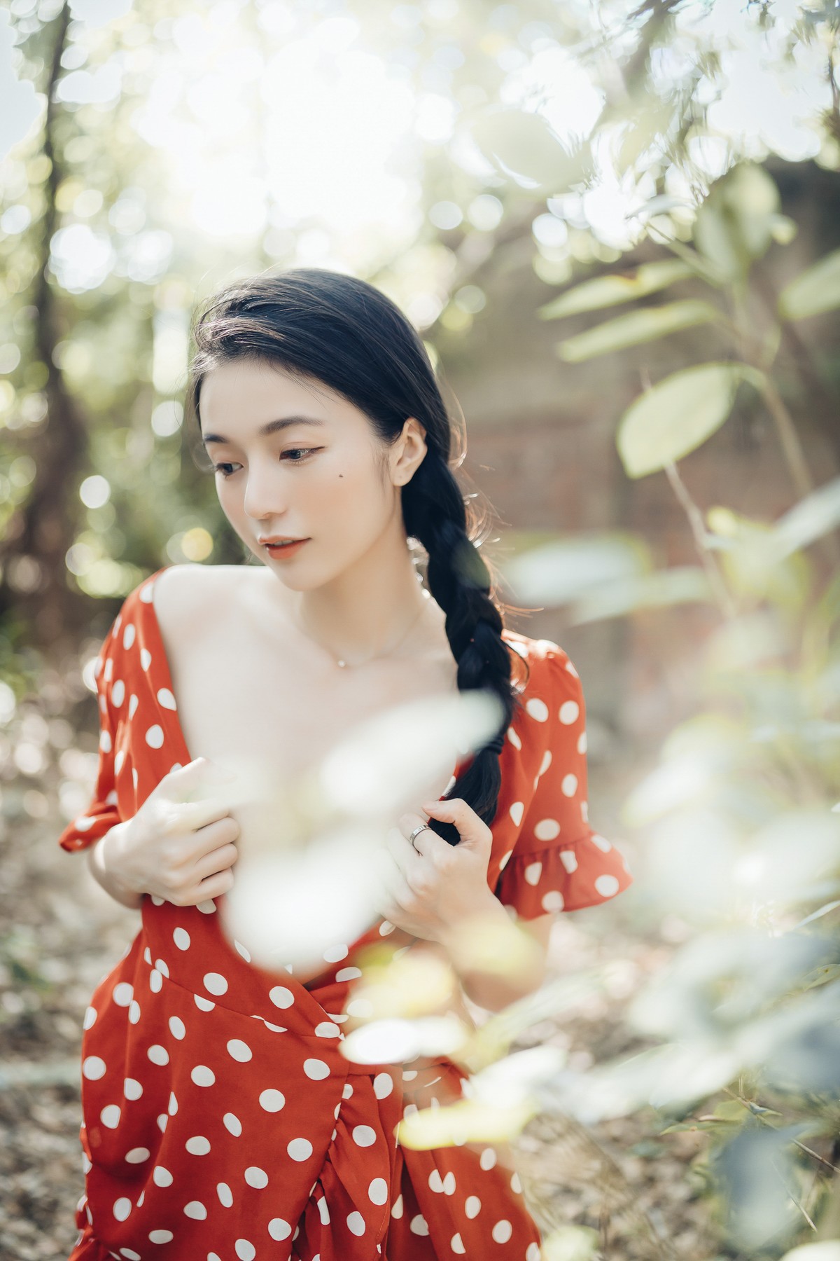 巨乳仙仙辰 野外露出初體驗❤️ 紅衣+透明內褲 裸上身吊帶褲 透明白色罩衫 Vol.01(41)