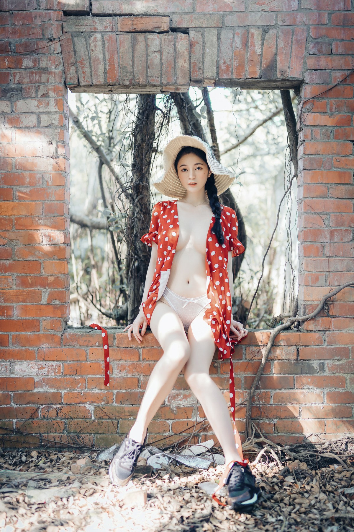 巨乳仙仙辰 野外露出初體驗❤️ 紅衣+透明內褲 裸上身吊帶褲 透明白色罩衫 Vol.01(46)